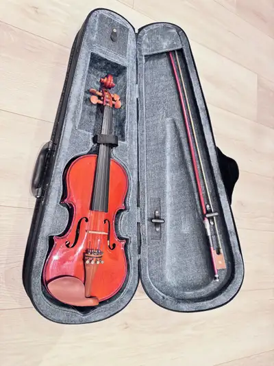 Bought brand new, only used for two years, in excellent condition. Perfect for beginners. With case....