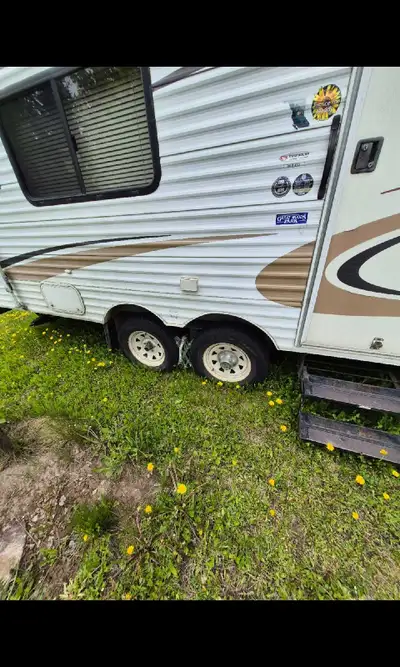 2004 Prowler, 26', great condition, 2-6v batteries, lots of storage, 2 tvs with mounted satellite di...