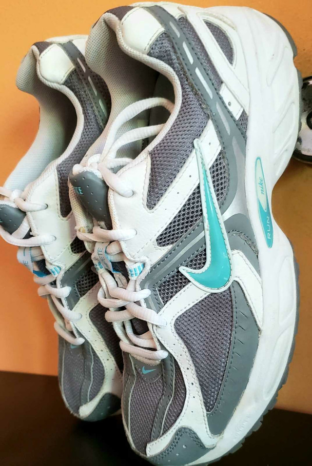 Chaussure Nike Run taille 7.5 USA. Femme. excellent état dans Femmes - Chaussures  à Ville de Montréal