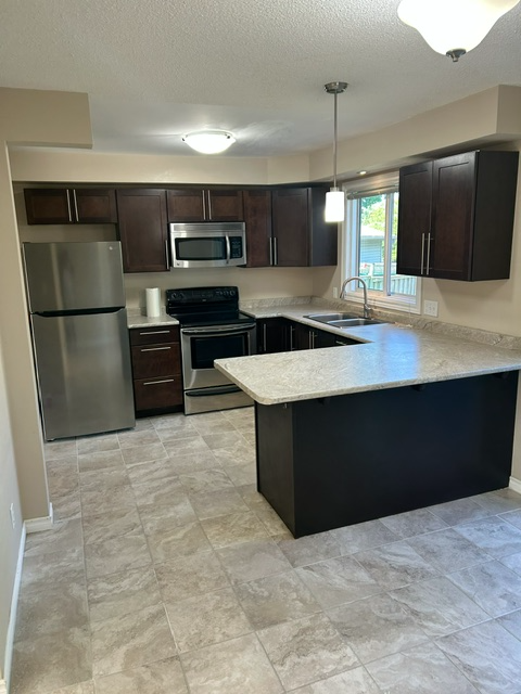 NOV 1 MINT 3 BEDROOM HOME PRIME OWENS CRES HOSPITAL/QUEENS CLOSE