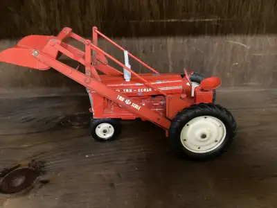 Tru-Scale 1/16 loader. About 8”. Nice played with condition. E-transfer and buyer pays shipping or p...