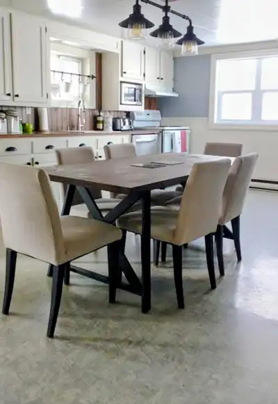 Maison à louer $1700/mois. Non chauffé, non éclairé, semi-meublé. 3 chambre, 1 bureau, 1 s. de bain....