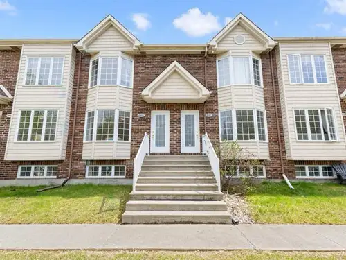 À LOUER MAISON DE VILLE/Condo AVEC GARAGE À LAVAL *** FAUT VOIR Libre dès aujourd’hui / disponible d...