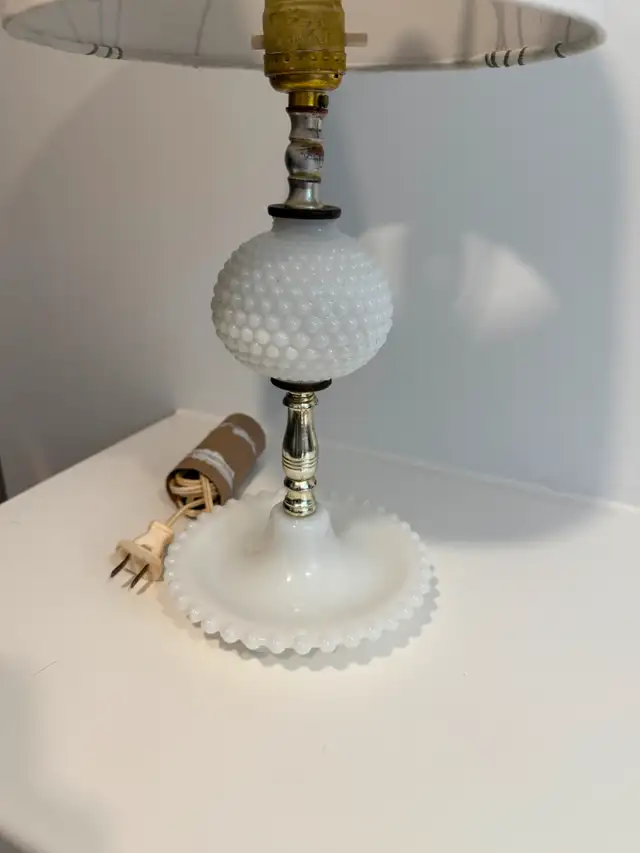 Milk glass table lamp in Indoor Lighting & Fans in Oakville / Halton Region - Image 3