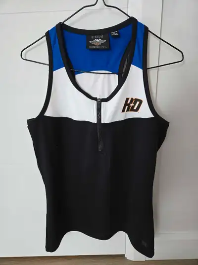 Superbe camisole avec zip devant et très sexy Acheter chez performance moto sport. Tissus extensible...