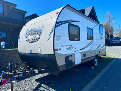 2017 Forest River Wildwood T175BH – Lightweight Family Trailer 21.5 ft, ~3,274 lbs dry weight (easy...