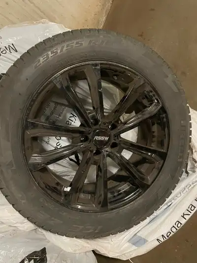 Ensemble complet de pneus d’hiver Pirelli 235/55 R18 104T avec mags RSSW noirs lustrés. * Pneus Pire...