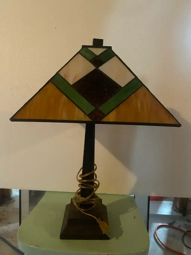 Tiffany style stained glass table lamp in Indoor Lighting & Fans in Charlottetown - Image 2