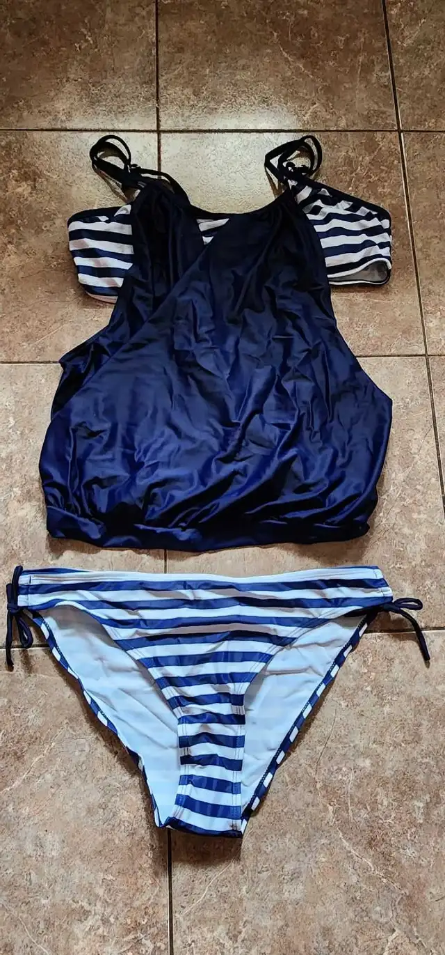 Ladies L/XL Bathung Suits in Women's - Tops & Outerwear in City of Halifax - Image 4