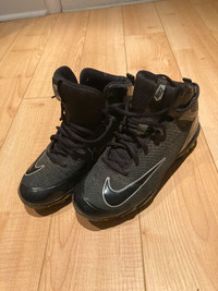 Nike Boys Huarache baseball cleats size 4.5 - Good Condition