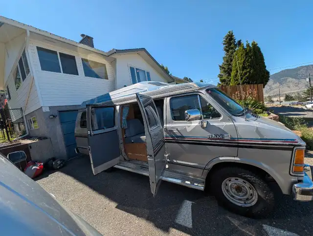 1989 dodge b250 fuel injected campervan  in RVs & Motorhomes in Kamloops - Image 8