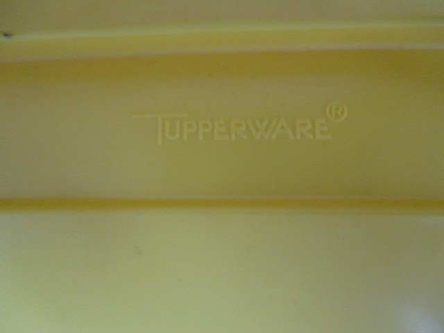 Tupperware Napkin Dispenser (Indoor/Outdoor) in Kitchen & Dining Wares in Oshawa / Durham Region - Image 3