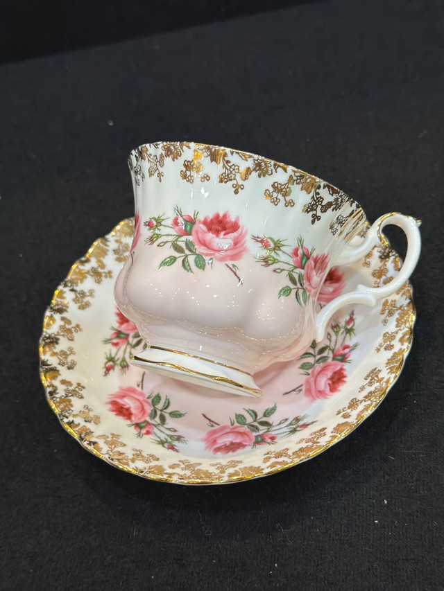 Royal Albert Hand painted pink  rose tea cup & saucer - in Arts & Collectibles in Oakville / Halton Region - Image 3