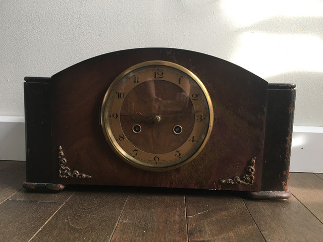 Horloge de cheminée antique avec clef in Arts & Collectibles in Drummondville