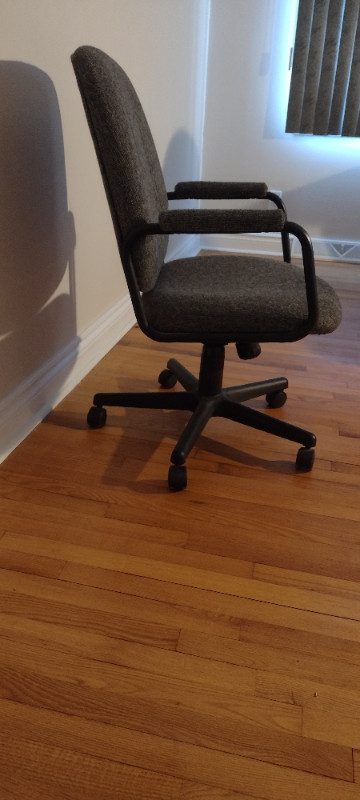 Chaise de Bureau (Gris) / Desk Chair (Gray) dans Bureaux  à Ville de Montréal - Image 3