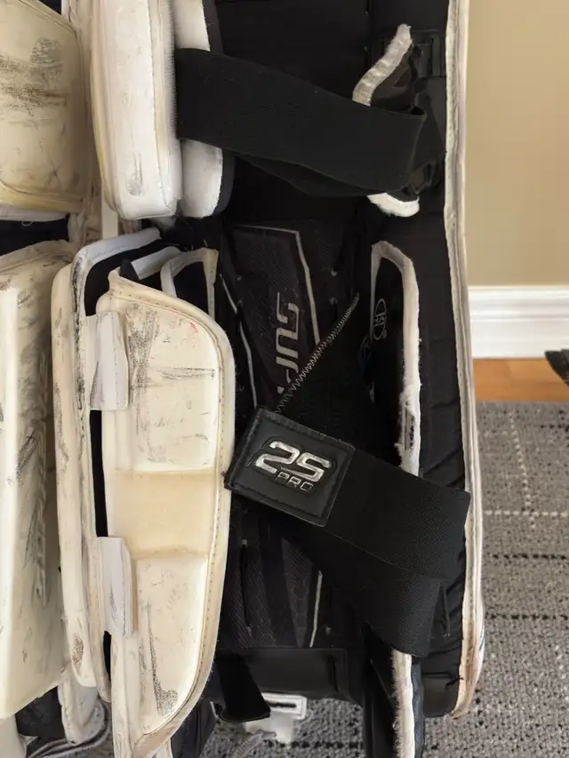 Bauer 2S Pro Senior Goalie Pads in Hockey in Oakville / Halton Region - Image 5