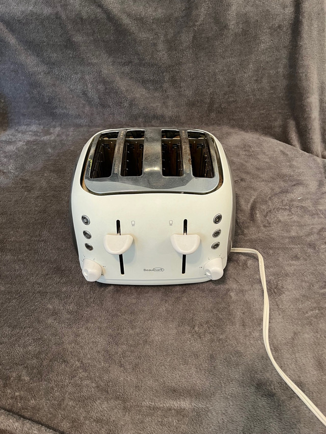 4 Slice Toaster, White (Beaumark) in Toasters & Toaster Ovens in City of Toronto