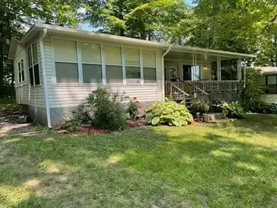 Site 165 at Grandview Resort, Buckhorn Lakeside $69,000 1992 Huron Ridge Park Model with Florida Roo...