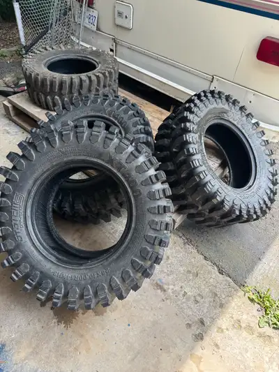 200 kms on the set (look brand new) System 3 XT 400 28x10x14 Mud tires Huge lugs goes through anythi...