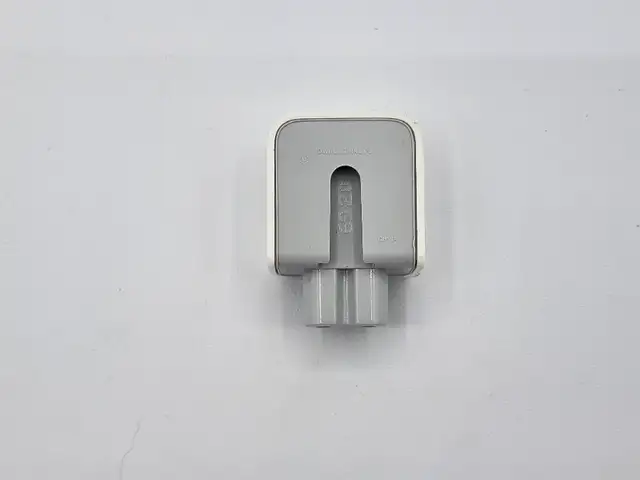 Apple AC power adapter charger wall plug duck head for MacBook in Laptop Accessories in West Island - Image 3