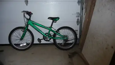 Vélo 20 pouces de marque Intercycle modèle K20 6 vitesses avec dérailleur Shimano et manette grip sh...