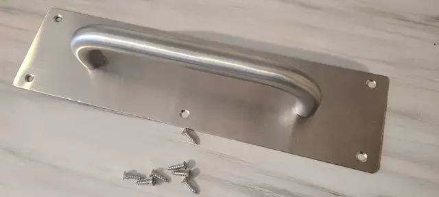 Poignée de porte en aluminium satiné in Windows, Doors & Trim in City of Montréal - Image 3