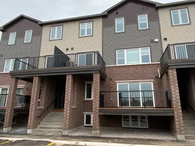 Move in ready ! Luxury 2bdm Condo in Kanata Hi-Tech Area