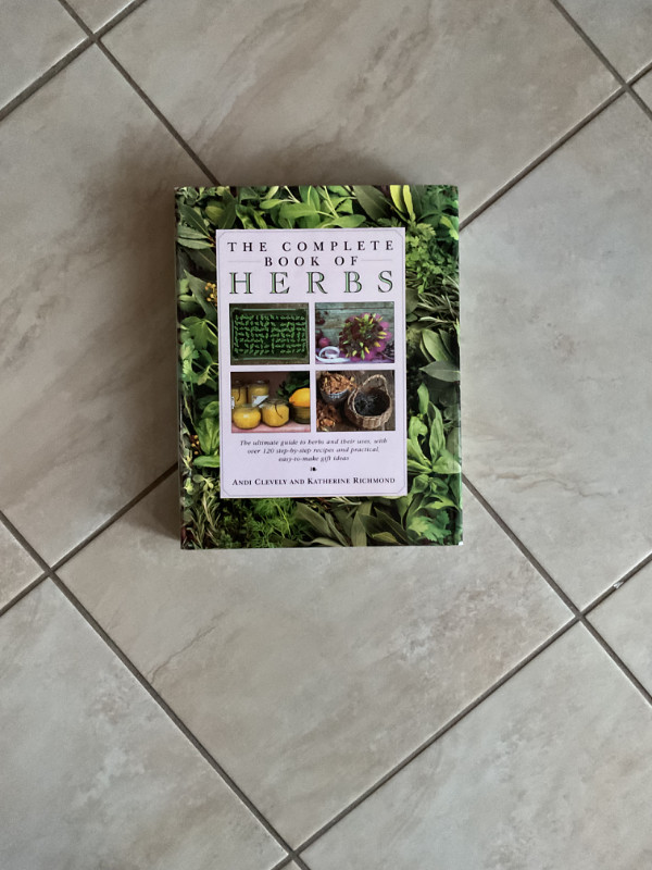 THE COMPLETE BOOK OF HERBS in Non-fiction in Dartmouth