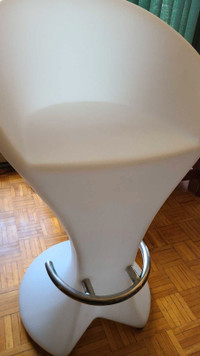 Chaises blanches led couleursplastique 