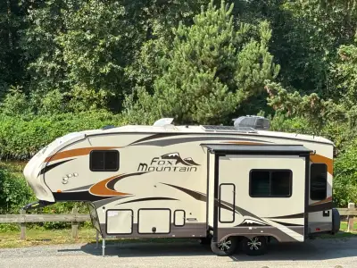 Whether you like to dry camp or spend longer times in a campground with all the hookups, this camper...