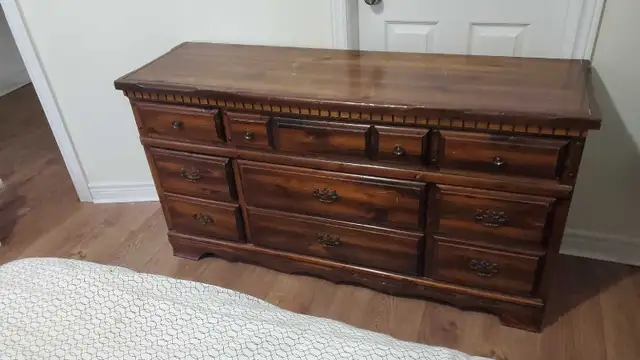 Vintage 1980's Solid Wood Dresser in Dressers & Wardrobes in Norfolk County - Image 3