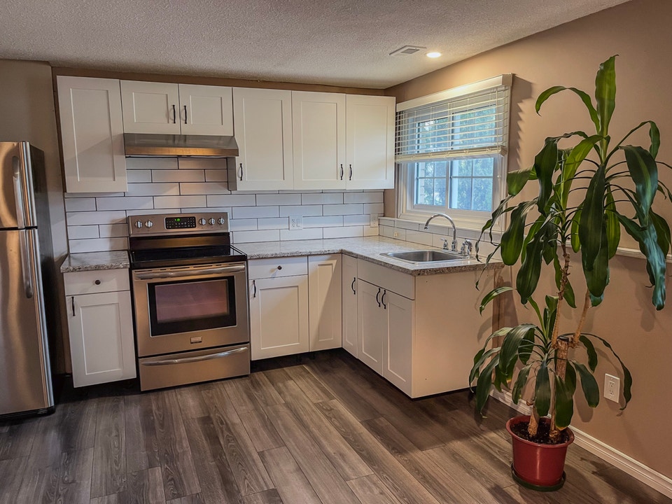 $1325 All Inclusive. Parking Included | Short Term Rentals | London ...