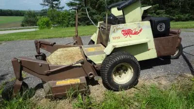 Tracteur ZeroTurn Grasshopper 1210 Tracteur Grasshopper 1210 ZeroTurn (qui tourne sur lui-même) perm...