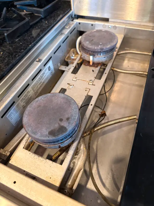 Viking Pro 30” Natural Gas Stove in excellent condition. in Stoves, Ovens & Ranges in Trenton - Image 7