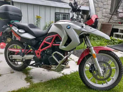 moto avec poignées chauffante ,bas kilometrage, en tres bonne état.