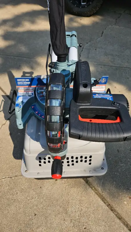 NEW KING CANADA 10" COMPOUND MITER SAW. in Power Tools in Edmonton - Image 2
