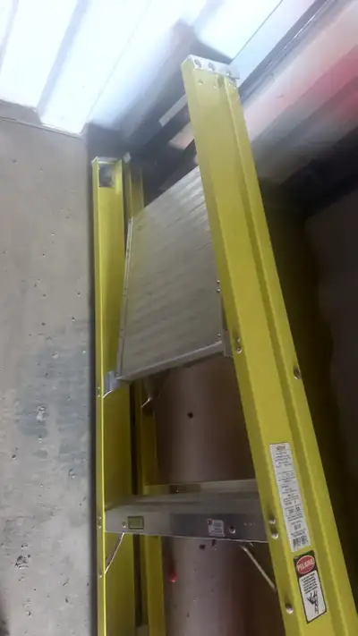 More ads at, (BCCranesStore.com) Ladder Description: 10’ Fiberglass Featherlite ladder with a top pl...