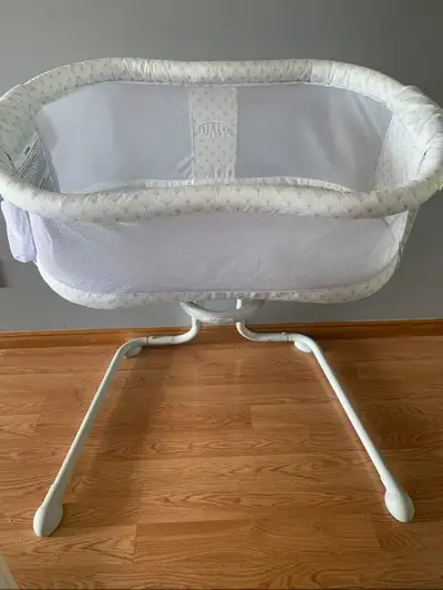 Halo Glide Bassinet Comes with a halo fitted sheet In perfect condition, only used a couple months f...