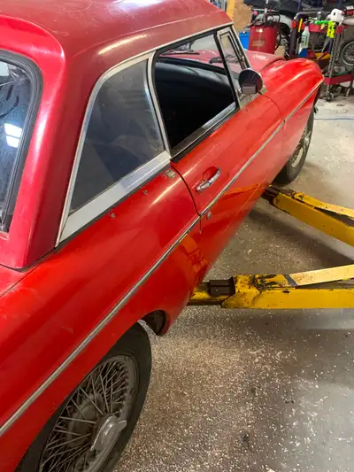 1971 MGB Hard top soft top 5 Knock off rims Runs good when you pour gas to carbs Nice little car Bee...