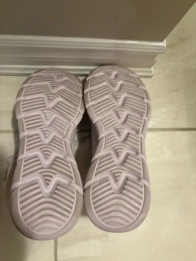 sketchers shoes in Women's - Shoes in Oshawa / Durham Region - Image 3