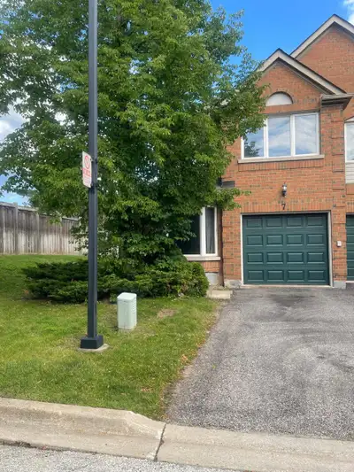 Welcome to this beautifully maintained 4-bedroom townhouse in the highly desirable Erin Mills commun...