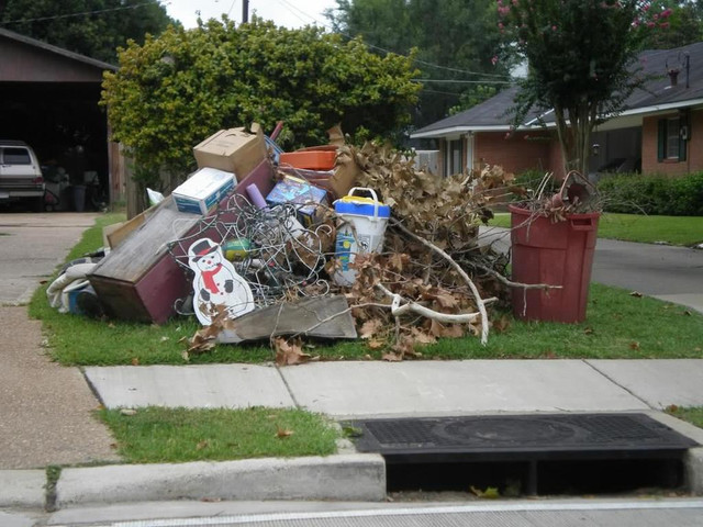 Junk trash removal GTA DECK/shed demolition call/txt6474951032 in Other in Mississauga / Peel Region - Image 3