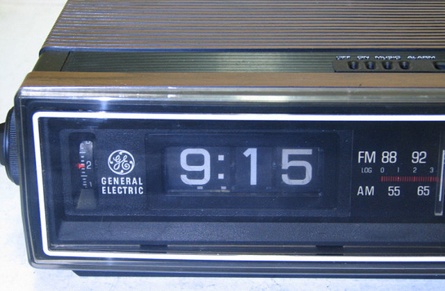 vintage GE General Electric FLIP Clock Radio  Serviced Perfect dans Appareils électroniques  à Ville de Toronto