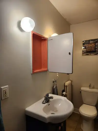 Bright downtown Whitby apartment with a nice bedroom, LR, Kitchen, an eat-in kitchen, and a big balc...