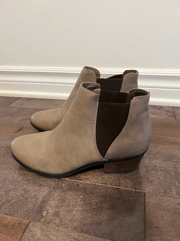 Women’s Ankle boots from Call it Spring -Taupe size 8.5 US dans Femmes - Chaussures  à Longueuil/Rive Sud - Image 3
