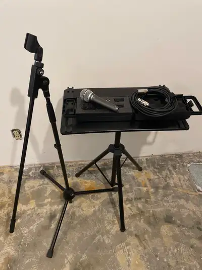 This pre-owned Samson Q7 dynamic microphone bundle includes everything you need for clear and reliab...