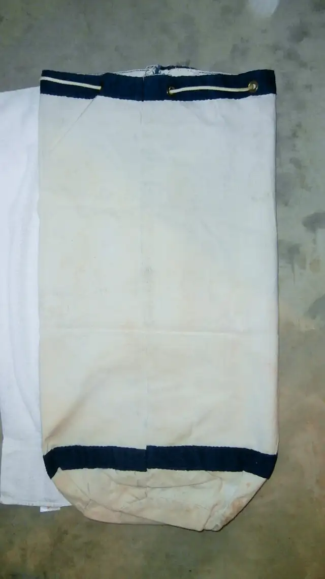 Vintage Toronto Maple Leafs Hockey Puck Bag in Hockey in Winnipeg - Image 3