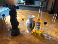 bouteille, statue et vase