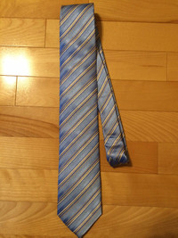 Cravate NEUVE (dans son emballage)