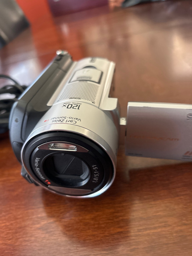 Sony DCR-SR100 Video Camera in Cameras & Camcorders in Muskoka - Image 2
